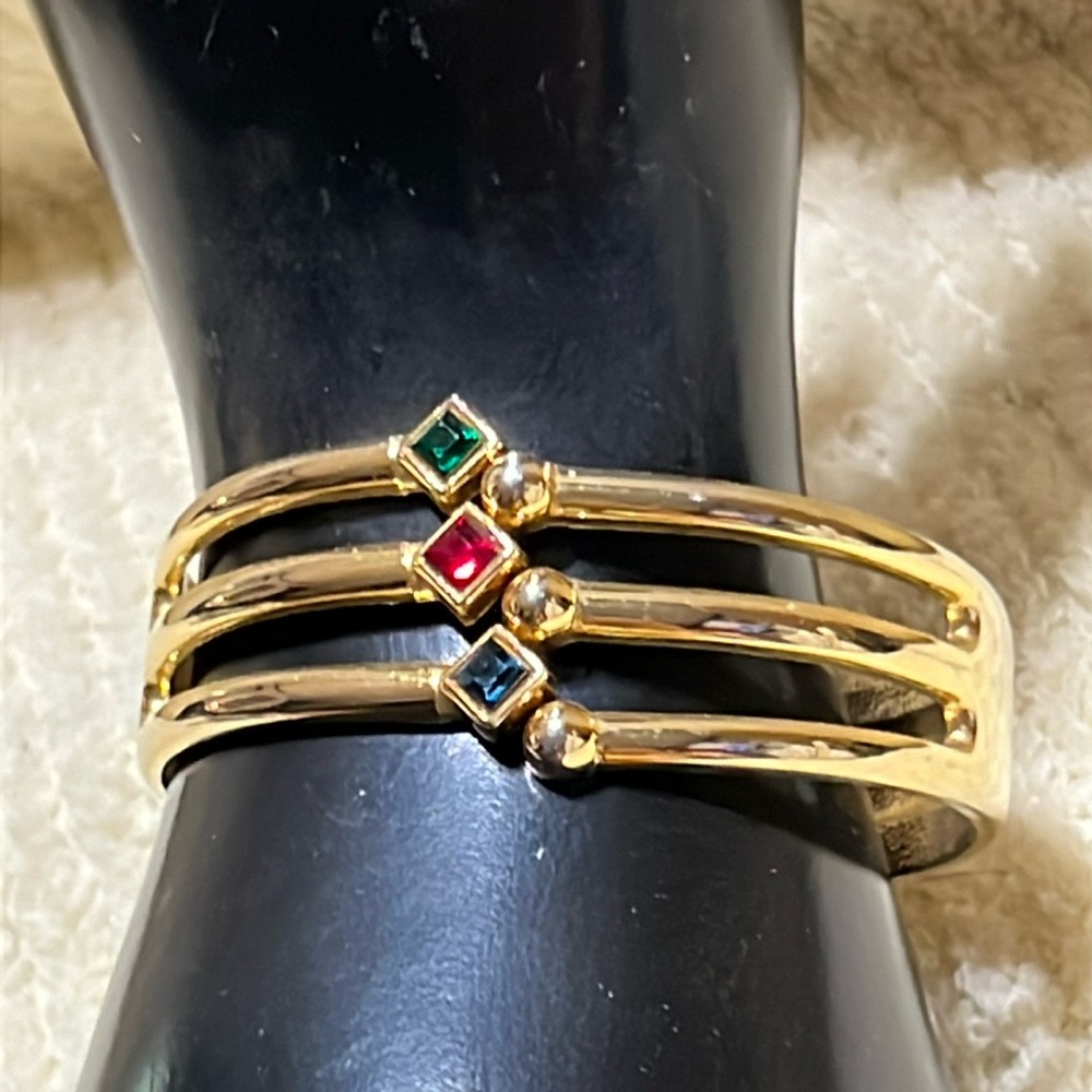 Gold tone bracelet